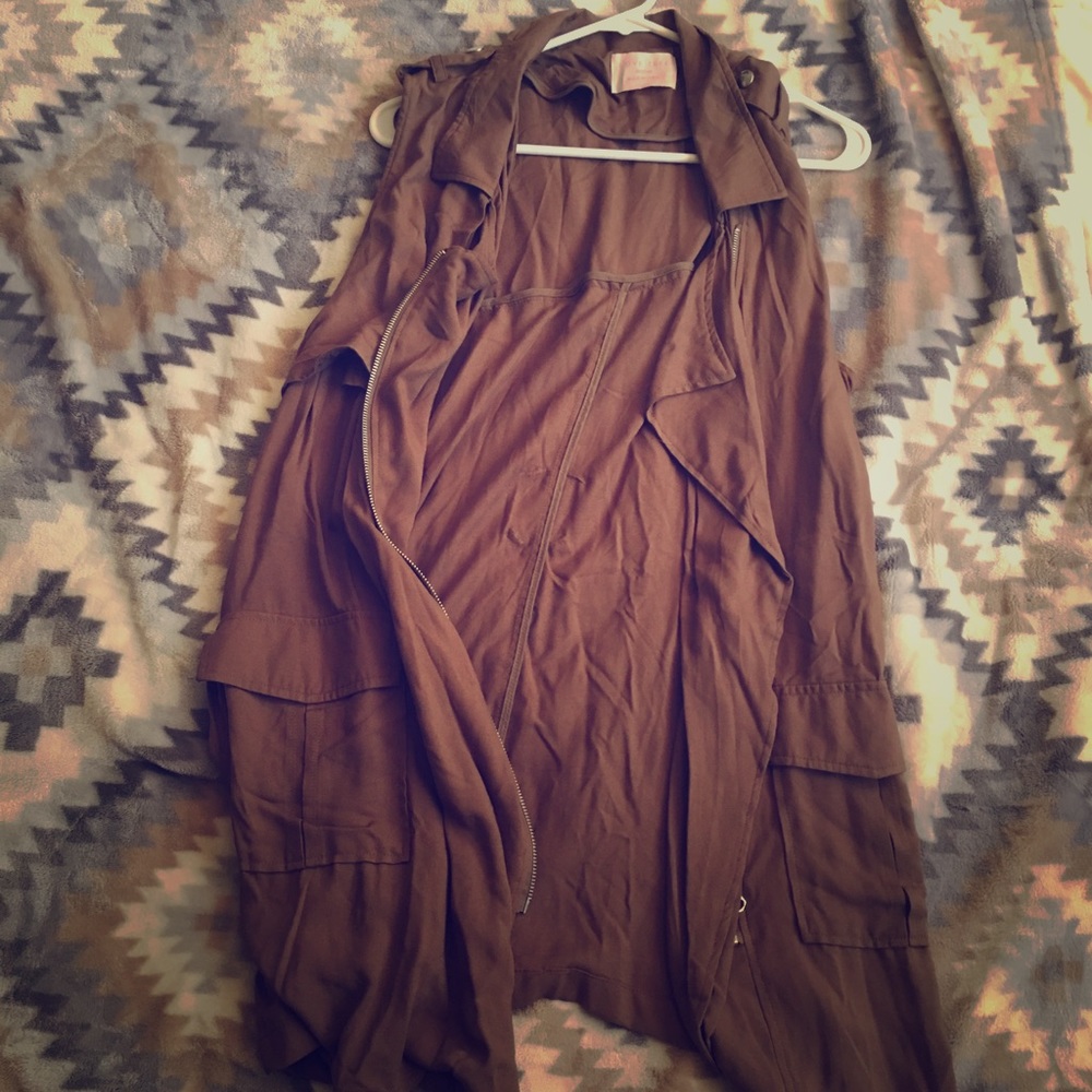 SLEEVELESS TRENCH VEST